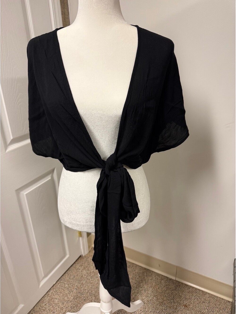Shade & Shore Black Tie-Front Crop Top, Size Large